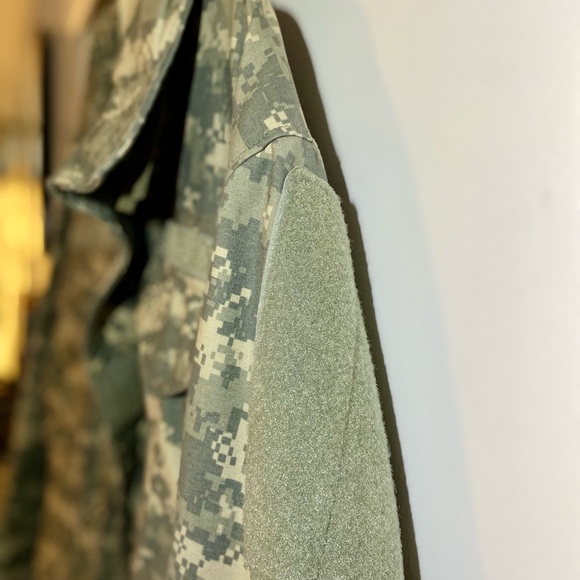 Men’s US Army issue ACU M-65 field jacket. Heavy material, like new. Never worn. - Picture 6 of 7